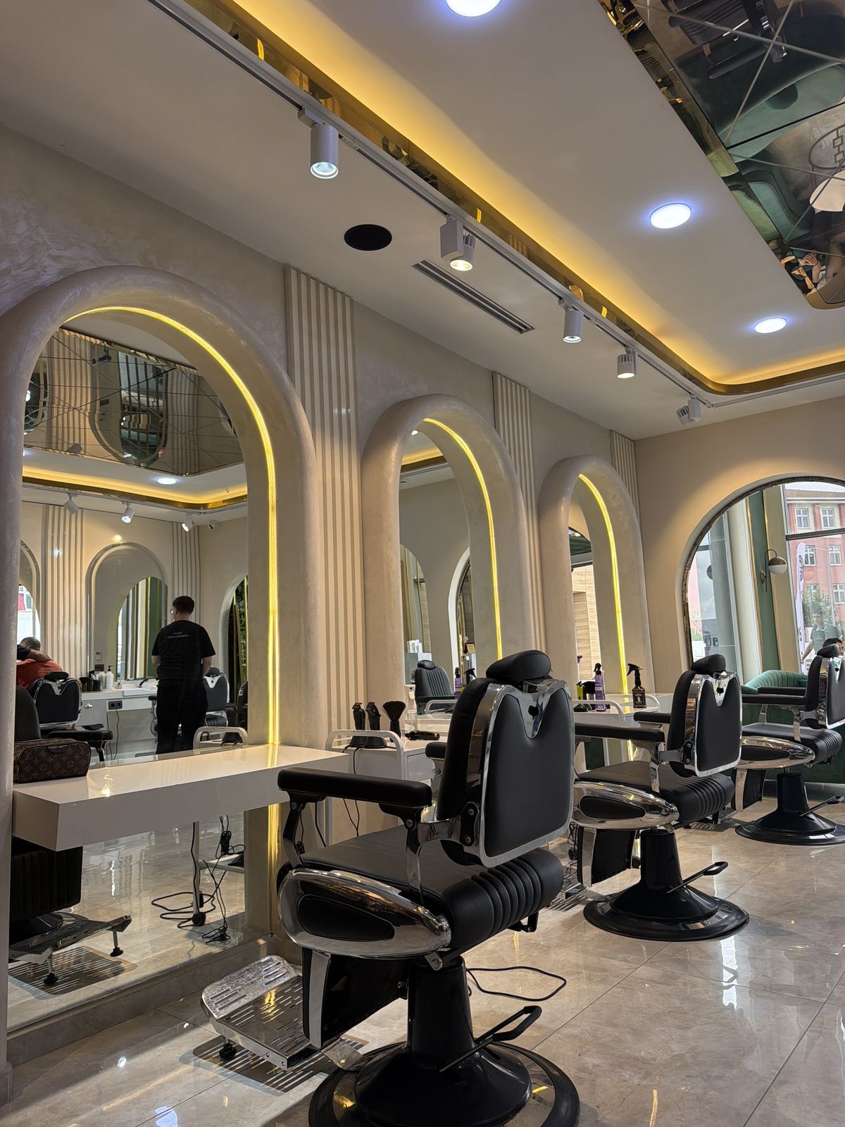 Adaçayı yeşili duvar ve pirinç harflerle Villa Barber's Club salonunun içi